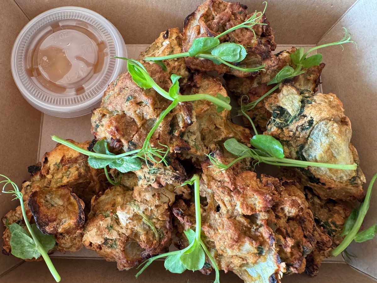 🥗 Lunchtime, Delivered Fresh! 🥗
Switch up your office lunch with our crispy Spinach Pakoras, served with sweet &amp; tangy Mango Chutney 🍃🥭 – the perfect bite to power you through the workday!
📦 Buffet boxes delivered fresh daily, right in time for lunch!