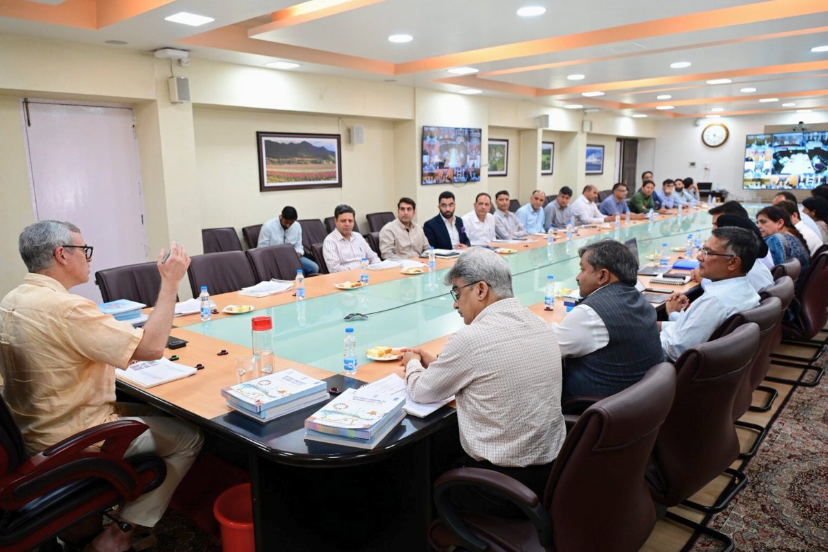 UNDP_India's tweet photo. ➡️ Proud to support J&K Govt & @NITIAayog in advancing the #SDGs in Jammu & Kashmir. 

Another step forward in our journey towards data-driven governance — launched the #SDG Progress Reports + demonstrated the SDG Dashboard to Hon’ble @CM_JnK @OmarAbdullah.

Together we are localising the SDGs to #LeaveNoOneBehind.

@TalatRohella @diprjk @GoIStats @UNinIndia