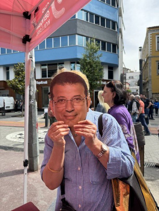 tcbuyuksehIr1's tweet photo. İBB Başkanı ve Cumhurbaşkanı Adayı Ekrem İmamoğlu’nun görsel/ses/videolarının İBB toplu taşımalarında yayınlanmasının Başsavcılık kararı ile yasaklanmasının ardından CHP Trabzon Gençlik Kolları, İmamoğlu maskesiyle bir kampanya başlattı. https://t.co/lw5OcmnSqg