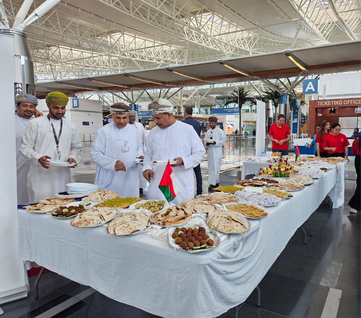 TC_MuskatBE's tweet photo. Türk Mutfağı Haftası vesilesiyle ATÜ ile işbirliği içinde Salalah Havaalanında düzenlenen etkinlik 

#turkishcuisineweek
#zerowaste
#sustainable
#traditional
#healthy https://t.co/ppSu1uIxED