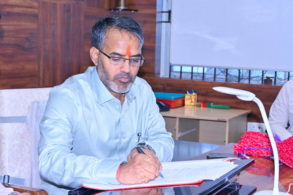 GiridihDc's tweet photo. गिरिडीह जिला के 45वें उपायुक्त के रूप में श्री रामनिवास यादव ने निवर्तमान उपायुक्त, श्री नमन प्रियेश लकड़ा से पदभार ग्रहण किया। @JharkhandCMO https://t.co/mafEhti2oR