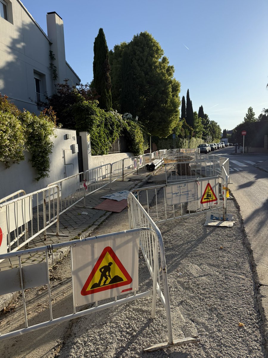 Marta Figueras-Dotti (@dottigolf) on Twitter photo 2 semanas sin aparecer en las obras de esta calle. <a href="/canalisabel2/">Canal Isabel II</a> cerrando acceso a las viviendas, peatones y coches 😱🫣🤷🏼♀️. Un poco de seriedad señores. 2 semanas sin aparecer en las obras de esta calle. <a href="/canalisabel2/">Canal Isabel II</a> cerrando acceso a las viviendas, peatones y coches 😱🫣🤷🏼♀️. Un poco de seriedad señores.