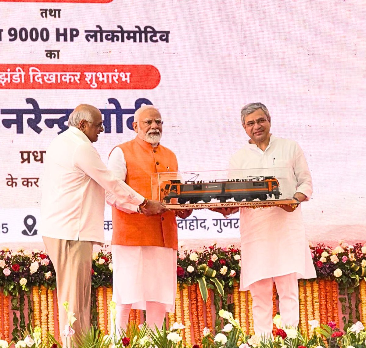 PM Modi flags off #9000HPlocomotive built at Dahod rail #manufacturing plant

Read more: railanalysis.in/rail-news/pm-m…

#Westernrailway #Dahodmanufacturingplant #Vandebharat #Locomotivemanufacturingplant #Flagsoff #Rollingstock #Indianrailways #Gujarat #Railanalysis