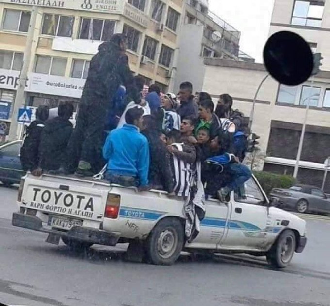 panagiotis501's tweet photo. Οι αρκουδογυφτοι χρόνια τώρα λαμβάνουν επιδόματα αλλά αυτοί κλέβουν, ληστεύουν, δεν πληρώνουν φόρους, παντρεύουν τα ανήλικα παιδιά τους, επιτίθενται σε γιατρούς στα νοσοκομεία, δεν πηγαίνουν σχολείο, οπλοφορούν καταπατούν ξένες ιδιοκτησίες αλλά ολες οι κυβερνήσεις τους χαδεύουν https://t.co/D3DBO8wJSy