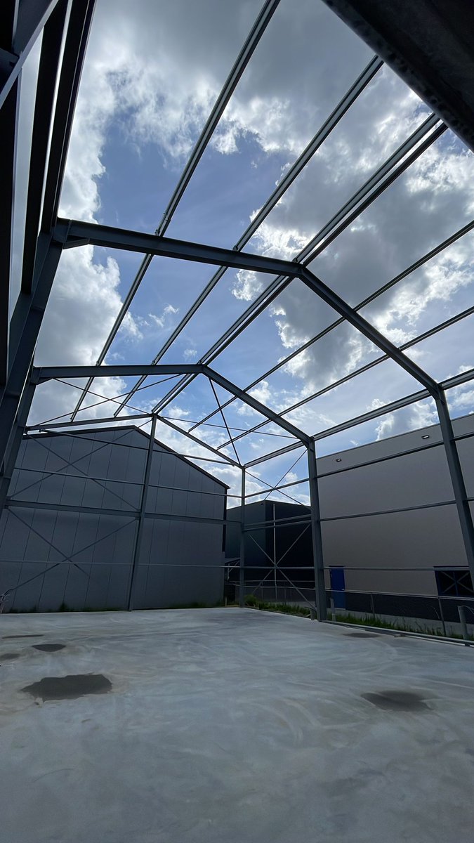 In één dag is gisteren deze #staalconstructie van 18 x 12 meter met #stalen #gordingen gemonteerd in #Vollenhove Ook deze 'kleine' klussen plannen we ertussen. Heeft u ook #staalbouwplannen? Laat ons meedenken! riezebos-constr.nl #staalbouw #staalwerk