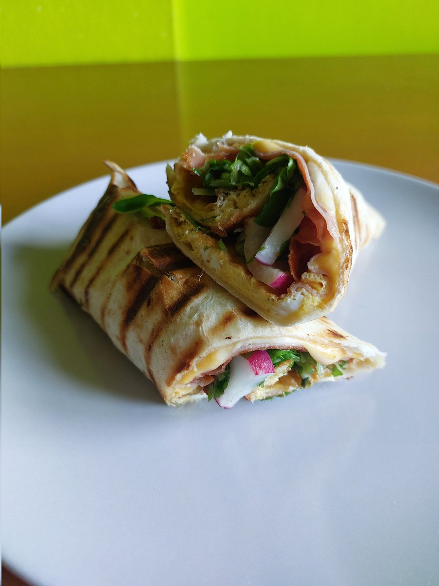 M_B_art's tweet photo. Ranný wrap #omelet #mortadella #mozzarella #chedar #radish #salat https://t.co/l5VtgGgeo2