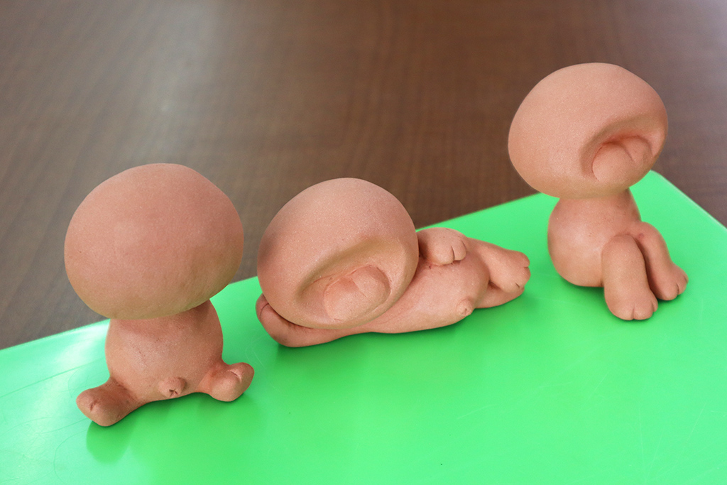 親方が粘土で何か作ってるぞ。
なんだこれ…かわいいな…