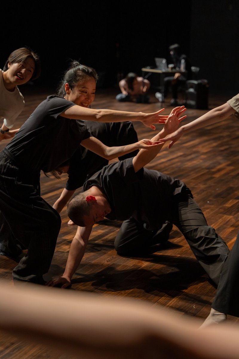 #MMCA아트살롱
현대무용 워크숍 <프로세스 인잇>

6월 아트살롱은 현대무용을 주제로 진행됩니다.

최근 ‘몸’을 주제로 관객이 직접 참여하며 작품을 완성해가는 퍼포먼스가 미술관 곳곳에서 펼쳐지고 있습니다. 

현대 무용이 만들어지는 과정을 탐구하며 현대예술의 이해를 넓히고 몸의 언어를