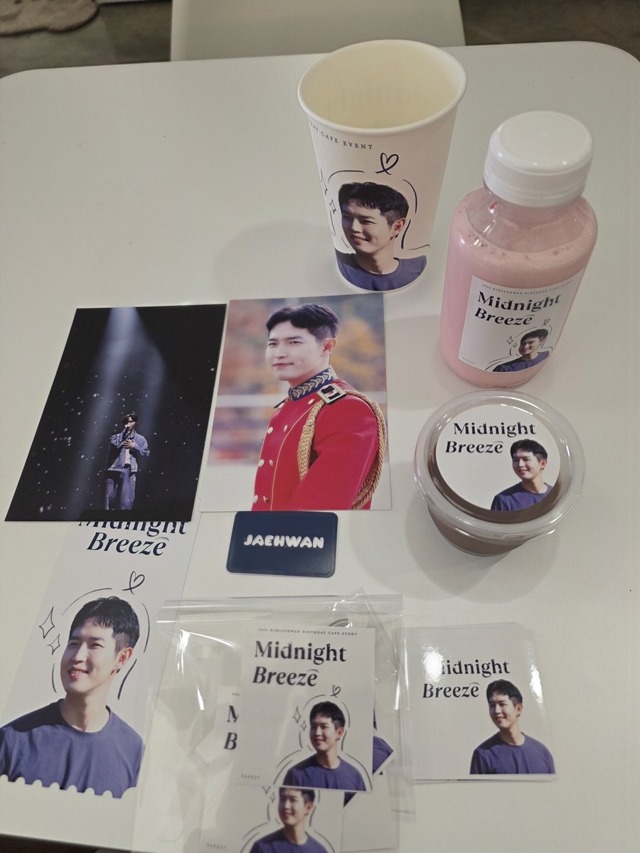 생카 마지막 5번째 카페 모모이
스윗도프 바로 뒤에 건물이라서 금방 찾았어요
물론 현수막이 젤 먼저 보였더랬죠
뽑기운도 없으면서 또 가챠 도전 ㅋㅋㅋㅋ
그래도 나름 만족합니다
푸딩도 딸기라떼도 맛있어서 순삭했습니다
#선선한_5월의_밤바람
#김재환 #KIMJAEHWAN