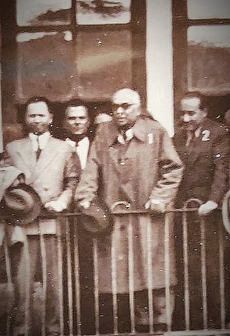 65 yıl önce bugün millî irade yok sayılarak gerçekleştirilen demokrasi tarihimizin kara lekesi  #27Mayıs Askeri Darbesi'nin yıldönümünde şehit edilen merhum başbakan Adnan Menderes ve arkadaşlarının makamları cennet,ruhları şad olsun
Foto Tokat Yüksekkahve Adnan Menderes C.Bayar