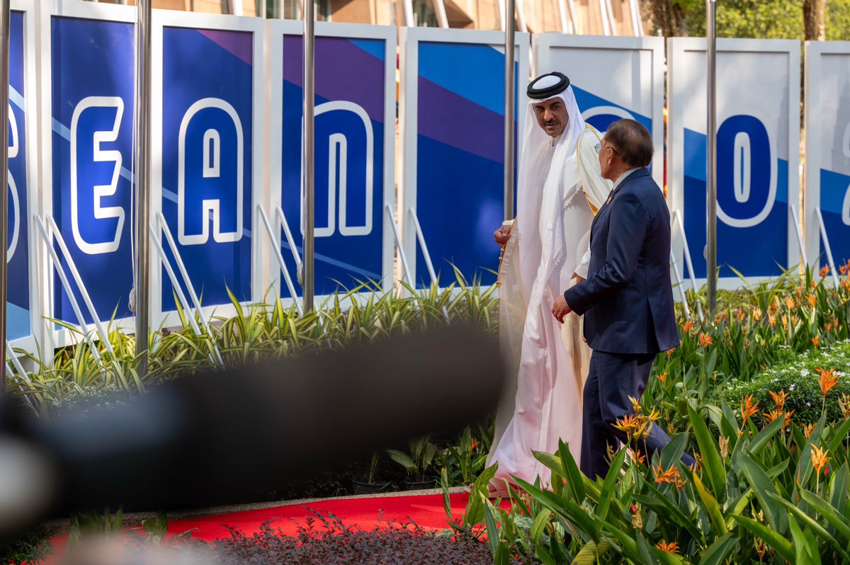 TamimBinHamad's tweet image. عقدنا اليوم في كوالالمبور القمة الثانية بين مجلس التعاون لدول الخليج العربية ورابطة دول آسيان، في إطار تعزيز الشراكة مع هذا التكتل الآسيوي الحيوي.
نتطلع إلى أن تُسهم مخرجات القمة في توسيع آفاق التعاون التجاري والاقتصادي والسياسي بما يخدم مصالح شعوبنا المشتركة.