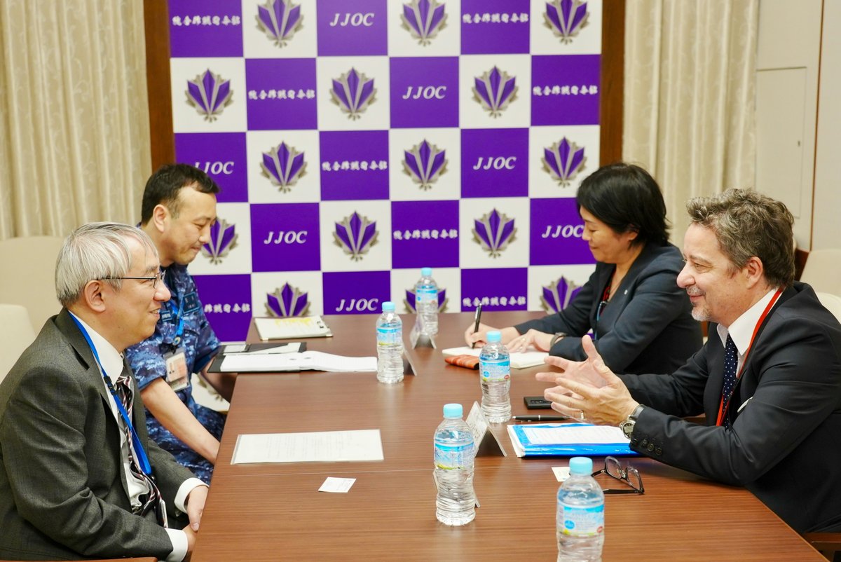 jjoc_pa's tweet image. 5月9日、伊藤哲也統合作戦司令官補佐官はレジス・サビオ赤十字国際委員会(ICRC)アジア大洋州地域局長による表敬を受けました。
両者はこれまでの協力関係について謝意を述べるとともに、国際人道法 #IHL の遵守に向けた更なる信頼関係強化について合意しました。
詳細は➡mod.go.jp/jjoc/about/top…