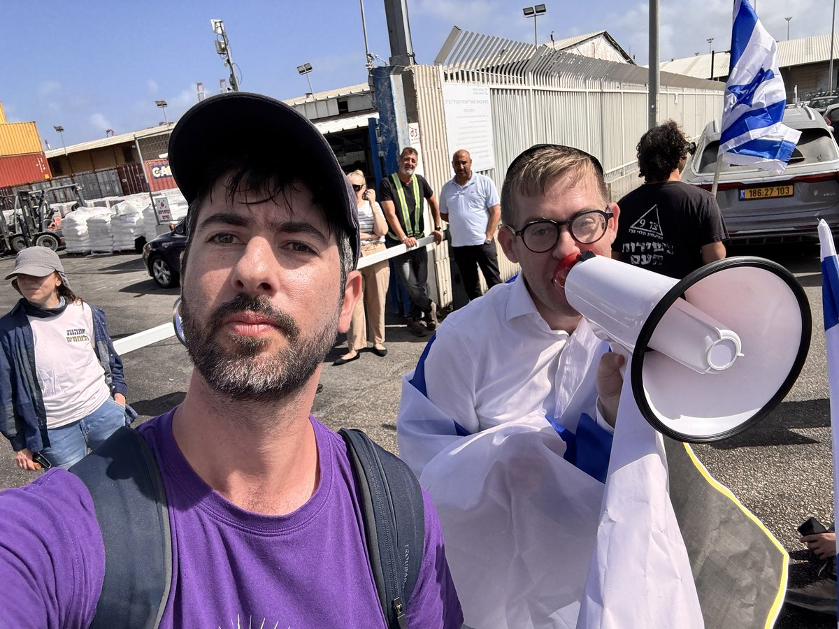 עכשיו בנמל אשדוד, הגענו לחסום את המתנחלים שחוסמים את משאיות האוכל לתושבי עזה - ילדים, נשים, גברים וקשישים - וכן, גם לחטופים. כשאין  מים ואוכל בעזה, אנשים מתים. המתנחלים פה שטופי שנאה, מכים, מקללים ודוחפים, כולל שי גליק שדחף פיזית, וחבל שהמשטרה לא עושה את עבודתה.