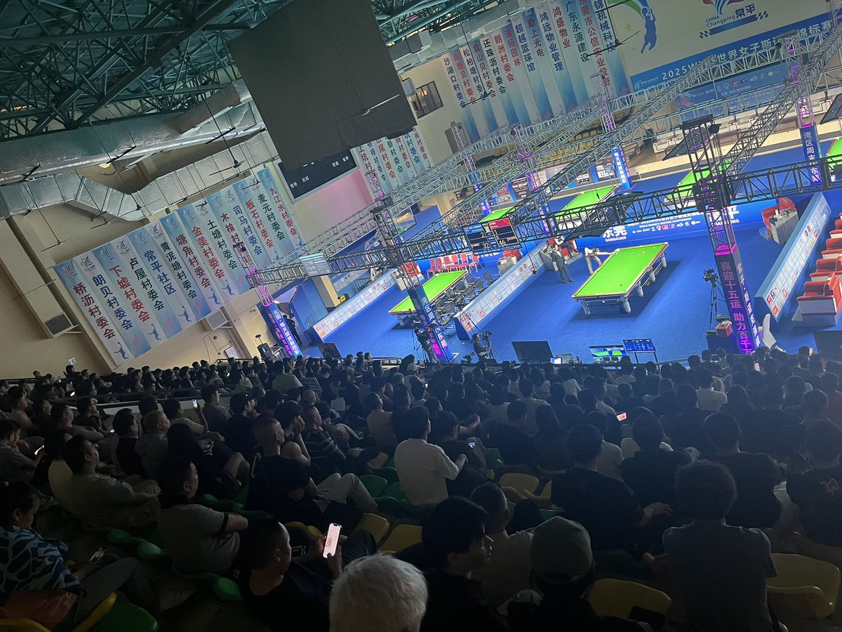 Great crowd in for our final today!

Who will become world champion for a second time? 🤔 #womenssnooker