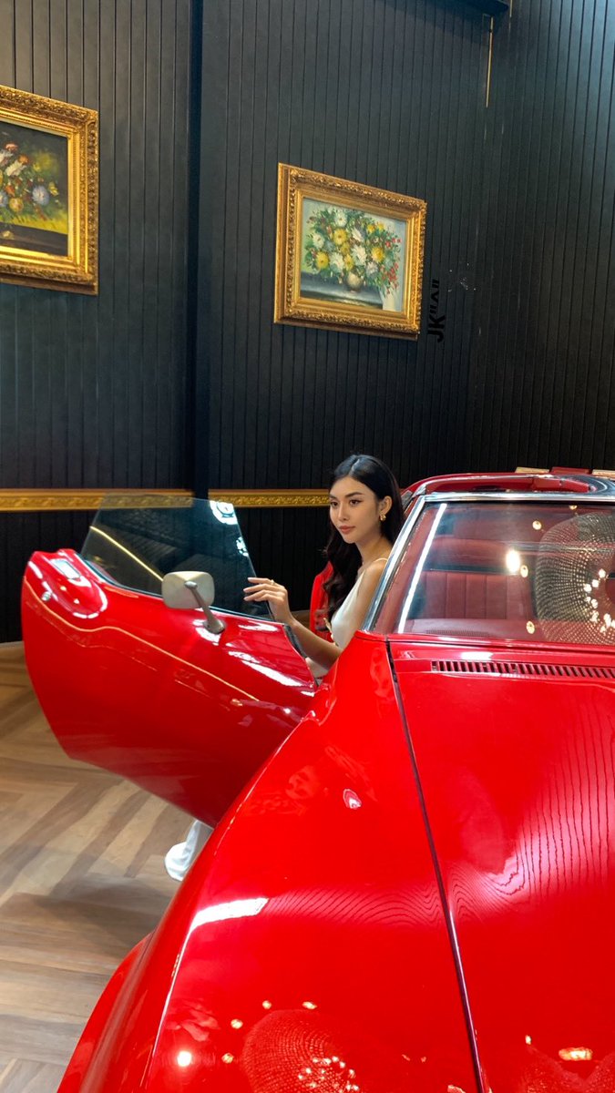 JK03ln's tweet photo. โปรดหลีกทางด้วยนะคะ คนสวยกำลังจะเดิน🏎️ #ChompuAthita #ชมพูอทิตา #นางร้ายไทยแลนด์ #นางร้ายไทยแลนด์คนแรกของประเทศไทย 
#ONEPLUSSOLUTION #AEROFLEX #ASSAVAMETAL #AEROROOF #ม้าเหล็ก https://t.co/b9w8BOOO85