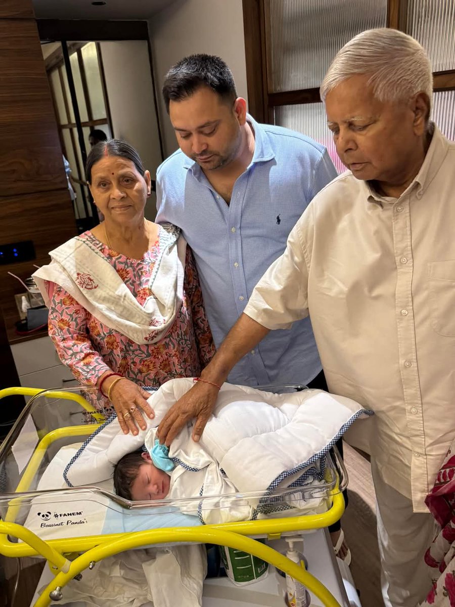 नेता प्रतिपक्ष तेजस्वी यादव के बाद अब खुद राजद सुप्रीमो लालू यादव ने अपने पोते का फोटो शेयर करते हुए सोशल मीडिया पर जोरदार स्वागत किया है। उन्होंने लिखा है- Proudly welcoming little grandson in our family! 
<a href="/laluprasadrjd/">Lalu Prasad Yadav</a> <a href="/yadavtejashwi/">Tejashwi Yadav</a>