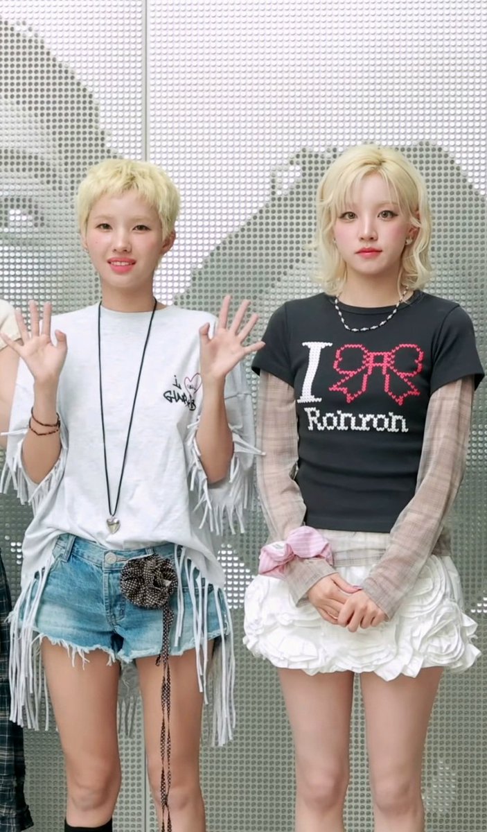 shuhuawolf's tweet image. THANK YOU TO WHOEVER LET YUQI DITCH THOSE EXTENSIONS