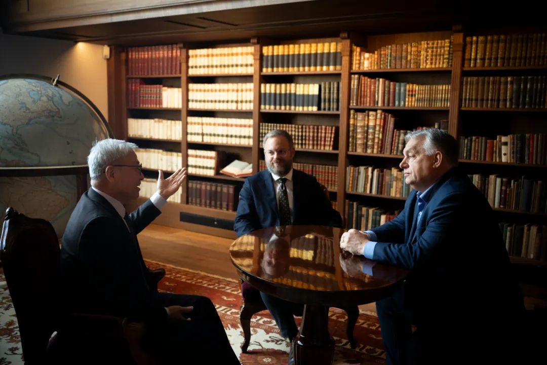 TUIIRCHINA's tweet photo. 🤝 Meeting at Prime Minister's Office
Professor Yan held talks with PM Viktor Orbán at the Hungarian Prime Minister's Office. The meeting was also attended by Balázs Orbán, Political Director of the PM's Office. https://t.co/M24xQdrRC0