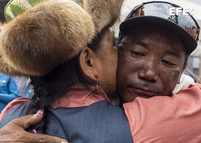 El nepalí Kami Rita alcanza la cima del Everest 31 veces.

Bate así su propio récord y se afianza como la persona con mayor cantidad de ascensos.

efe.com/deportes/2025-…