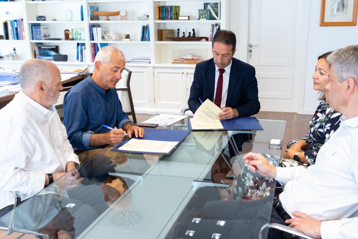 Culturmar (@culturmar) on Twitter photo 🆕 A Xunta e Culturmar renovan a súa alianza para afondar na divulgación e promoción do patrimonio marítimo.
➡️O convenio permitirá a realización do XVII <a href="/sadaembtrad/">EmbarcacionsTradicionaisdeGalicia</a> e a celebración da IV <a href="/CopaMorling/">Copa Mörling</a>
ℹ️Información
tinyurl.com/282vmxvh
#Culturmar #CopaMörling #encontroribeira 🆕 A Xunta e Culturmar renovan a súa alianza para afondar na divulgación e promoción do patrimonio marítimo.
➡️O convenio permitirá a realización do XVII <a href="/sadaembtrad/">EmbarcacionsTradicionaisdeGalicia</a> e a celebración da IV <a href="/CopaMorling/">Copa Mörling</a>
ℹ️Información
tinyurl.com/282vmxvh
#Culturmar #CopaMörling #encontroribeira