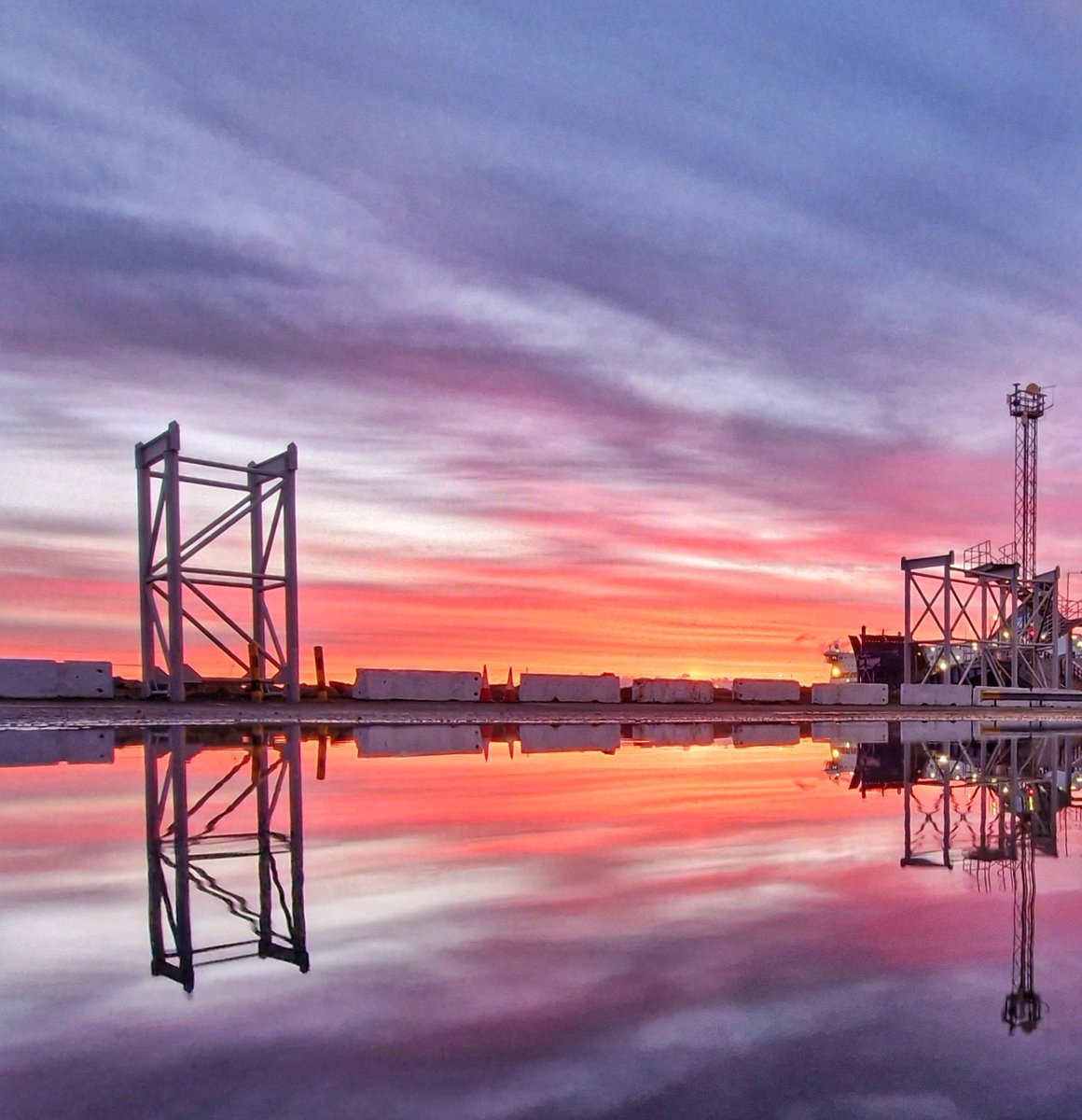 AntonWardPhoto's tweet image. #northwales #beautifulwales #holyhead #Anglesey
#wales @Ruth_ITV @ItsYourWales @DerekTheWeather @BBCWthrWatchers @ChrisPage90 @ITVCharlieP @S4Ctywydd @WeatherAisling @StormHour @BBCWthrWatchers @Sue_Charles @SabrinaJayneLee