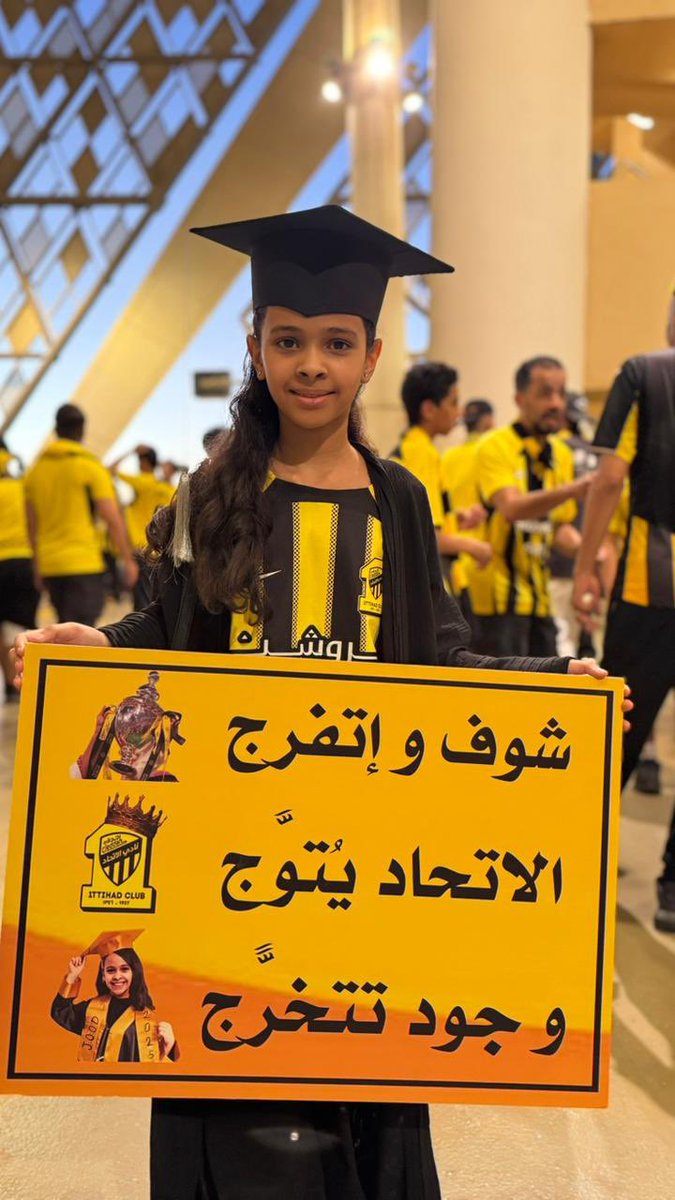 ghanderb's tweet photo. لقطة سرقت الاضواء في لقاء #الاتحاد_ضمك  … مبروك 🎉 جود الدوري والتخرج وعقبال الكاس … وربي يحفظها لكم @khalid_imam ويجعل ايامنا كلها افراح يارب 🤲🏼 

اول هدية من عندي توصلها إن شا الله 🎁
🖤💛 https://t.co/ReFYzUv9ue