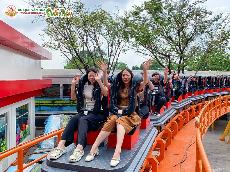 VHCoasters's tweet image. Suôí Tiên Park in Ho Chi Minh City in Vietnam has introduced some interesting new replacement trains to High Speed Rollercoaster.

Amusingly the park still claims the ride reaches 200km/h