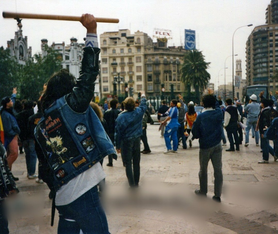 89/90 Barcelona - Real Madrid

La juventud madridista acude a la final de Copa del Rey en Valencia.