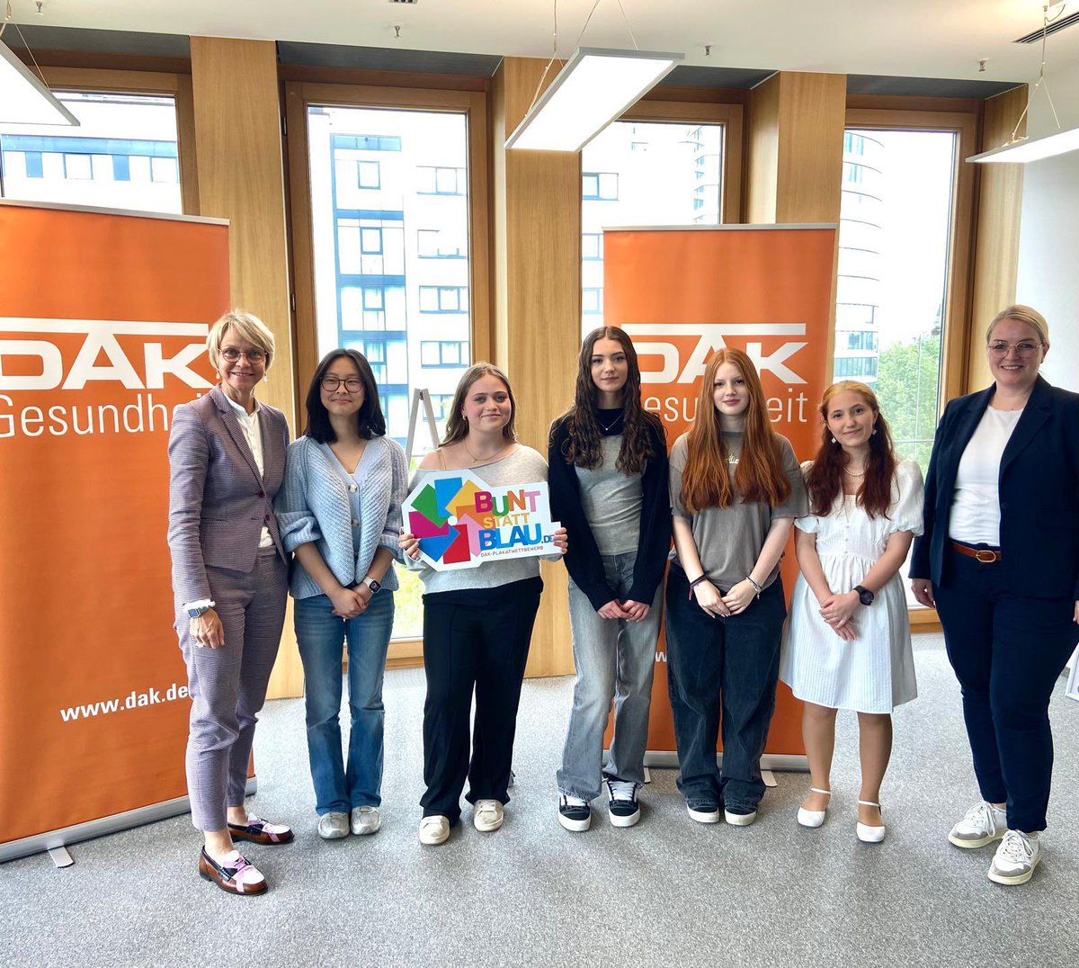 Siegerehrung #buntststattblau in #NRW mit unglaublich kreativen Bildern gegen #komatrinken. Glückwunsch an die Siegerin Acelya Saricam aus Hagen. Ein großes Dankeschön an unsere Schirmherrin Schulministerin Dorothee Feller <a href="/BildungslandNRW/">Bildungsland.NRW</a> <a href="/DAKGesundheit/">DAK-Gesundheit</a>