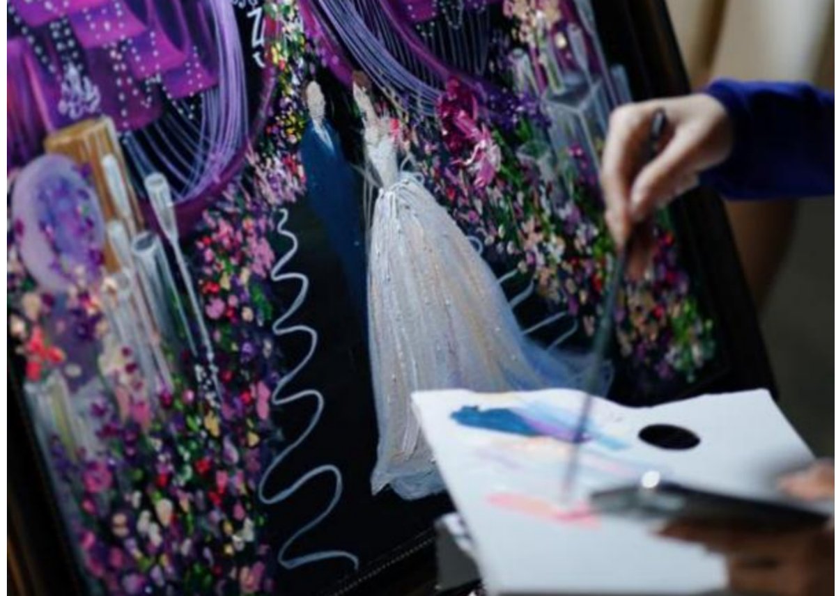 real_time_china's tweet image. Have you heard of a “wedding painter”? During this romantic May wedding season, a post-95s artist uses her brush to capture and customize unforgettable moments for newlyweds, creating their unique memories on canvas.#Chinesewedding#WeddingPainter#Handcrafted#Romance