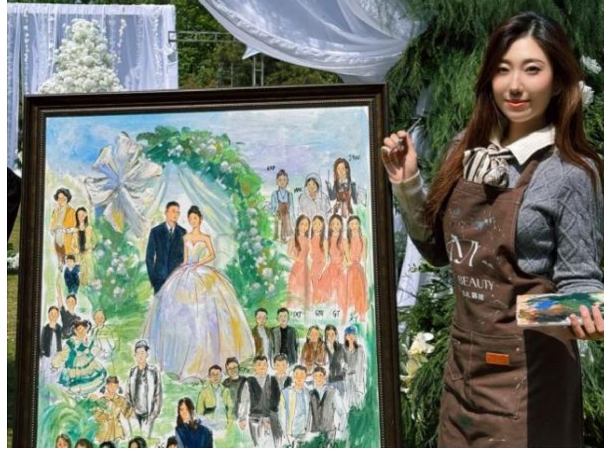 real_time_china's tweet image. Have you heard of a “wedding painter”? During this romantic May wedding season, a post-95s artist uses her brush to capture and customize unforgettable moments for newlyweds, creating their unique memories on canvas.#Chinesewedding#WeddingPainter#Handcrafted#Romance