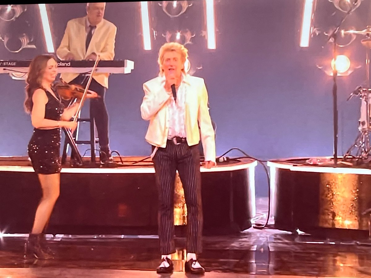 R31271's tweet photo. Congrats @rodstewart on your Lifetime Achievement Award‼️👏🤩🎉🎵🎤🎶 #AMAs https://t.co/o3fyTGPfaW