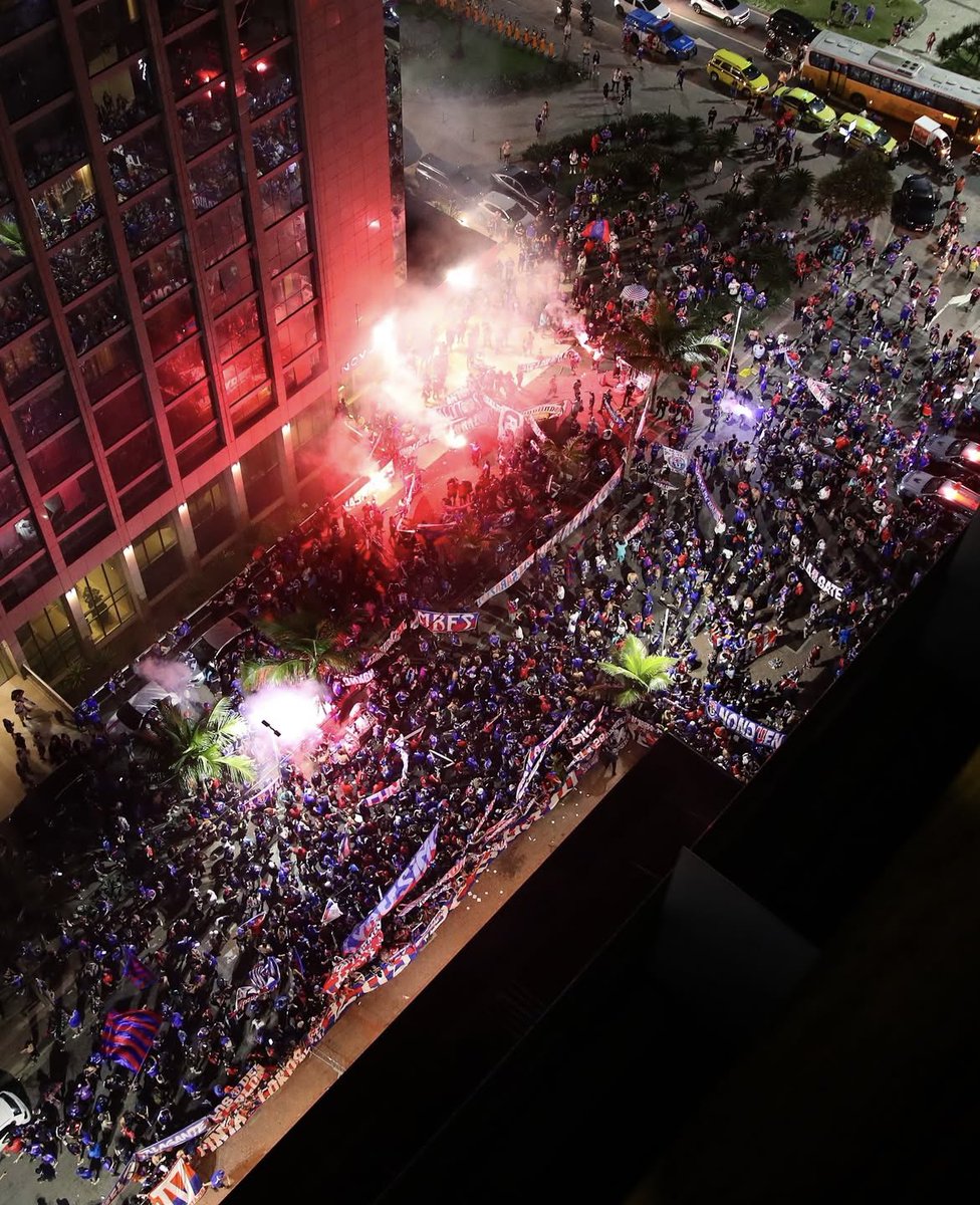 barrabrava_net's tweet photo. Increíble el banderazo de Los de Abajo de La U de Chile en Rio de Janeiro, Brasil https://t.co/omi6hBWHIy