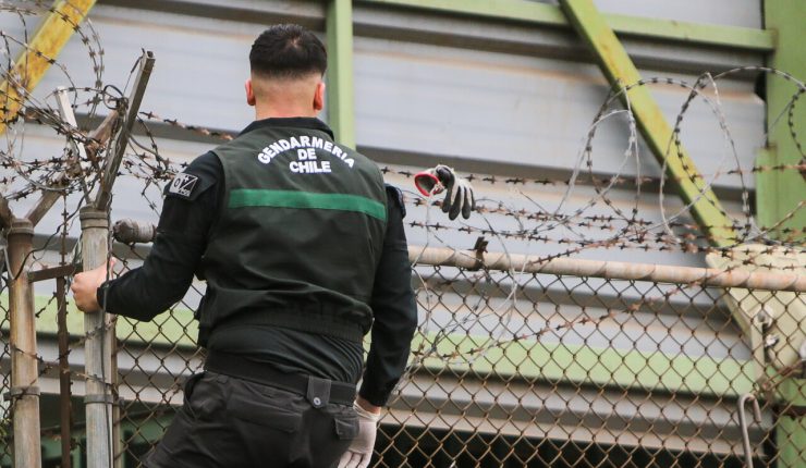 Gendarme fue detenido al intentar ingresar drogas, celulares y dinero al interior del Penal Colina 1. 
24 celulares, 12,9 gramos de clorhidrato de cocaína, 40 gramos de marihuana y $1.900.000 en efectivo. Además de medicamentos y otros elementos, todo al interior de una mochila.