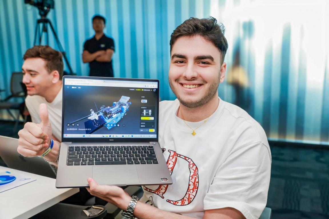 ShenzhenUni's tweet photo. 👏 On May 21, 38 SZU intl students visited #Tencent, exploring its exhibition hall and learning about #QQ, #WeChat, and #AI.
👍 They engaged with engineers and enjoyed the company culture. #INTLSZU @TencentGlobal https://t.co/pnfN8kwOWb