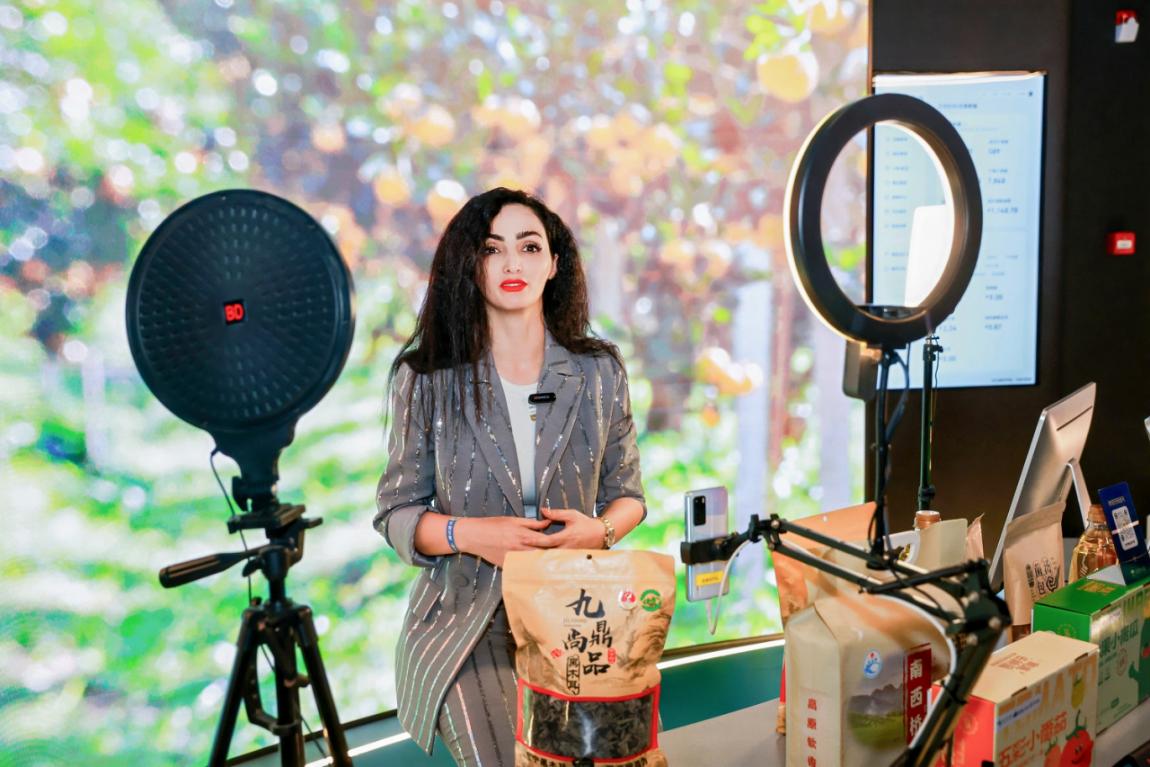 ShenzhenUni's tweet photo. 👏 On May 21, 38 SZU intl students visited #Tencent, exploring its exhibition hall and learning about #QQ, #WeChat, and #AI.
👍 They engaged with engineers and enjoyed the company culture. #INTLSZU @TencentGlobal https://t.co/pnfN8kwOWb