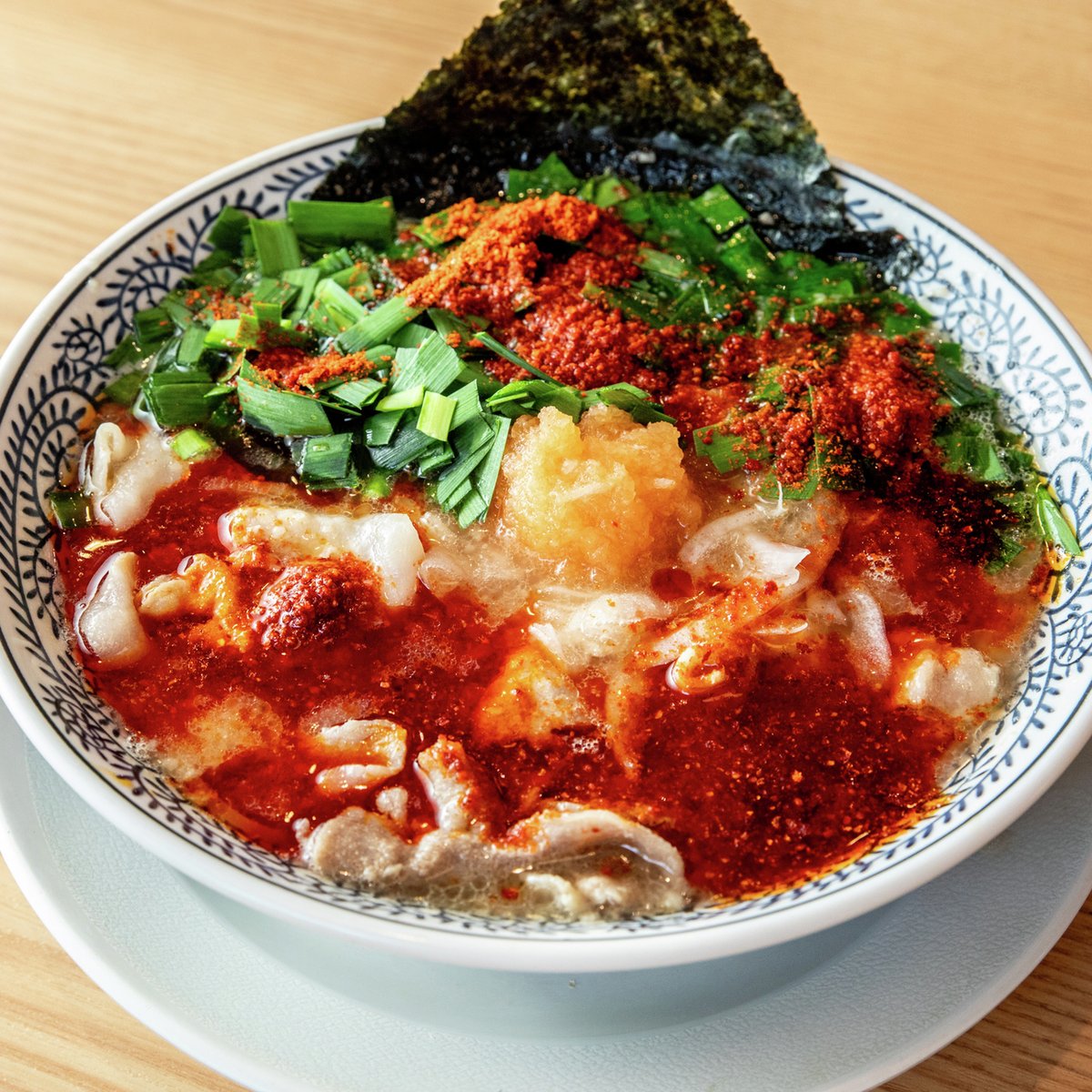 marugen_ramen_'s tweet photo. 『丸源ラーメン』名物の「熟成醤油ラーメン 肉そば」に
辛味をプラス！🌶🌶️🌶️

程良い辛さの「熟成醤油ラーメン #辛肉そば」‼️
ニラとお肉たっぷりの満足感の高い一杯🍜 https://t.co/ug4794ALay