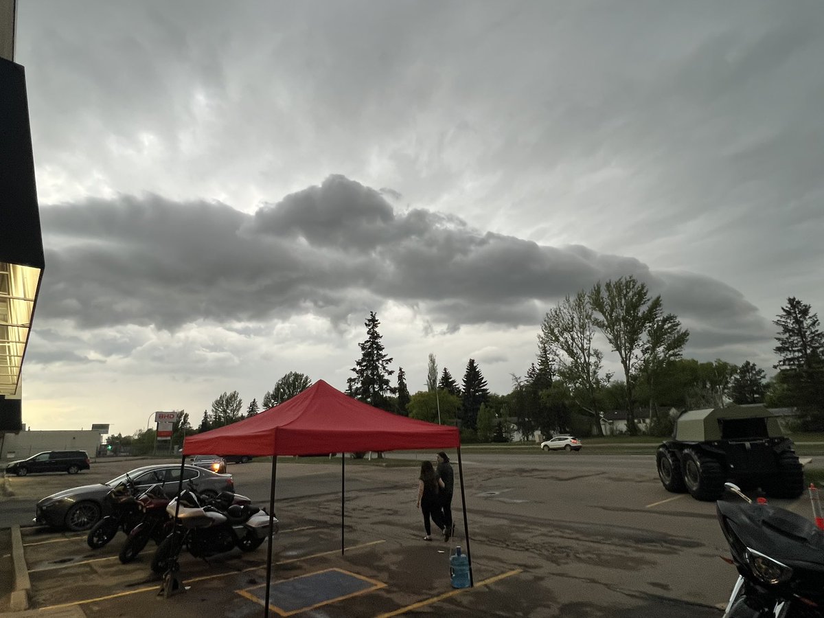 Gust front shelf 
Blowing hard into #Yeg #Abstorm 
<a href="/HouckisPokisewx/">Brandon Houck ⚡️</a> <a href="/ImagesByStan/">Images By Stan</a>