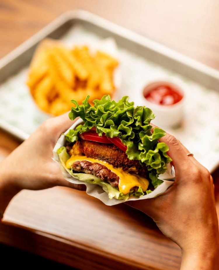 ShakeShackjpn's tweet photo. #シェイクシャック は野菜にもこだわっているから、バンズをレタスに変更する“#レタスラップ”にしても美味しく食べられます😋🥬

レタスのシャキシャキ感で、また一味違ったバーガーを楽しんでみませんか？🥬🍅

気になる！って方は、コメント欄に「💚」と、リプしてみてね👍 https://t.co/gb2VtpGVwH