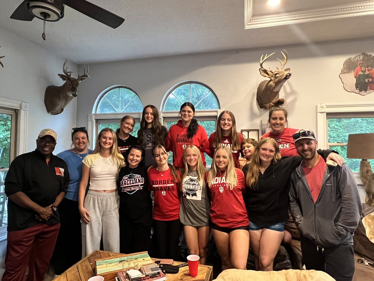 Team dinner tonight… carb loading for a big week of sectional softball! There was singing, swimming and a great meal. Love time on and off the field with this crew ❤️🖤