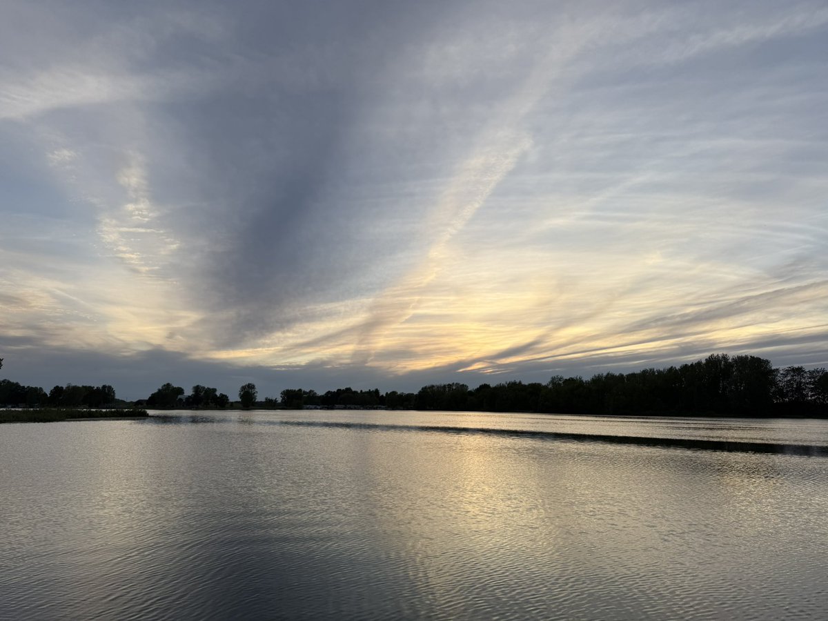 Pretty cool day at the lake 💙