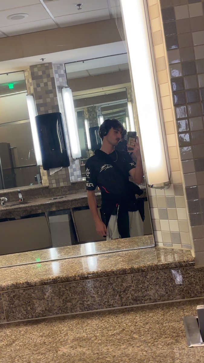 just wanted to say thank you so much to everyone that helped me throughout the weekend, way to many for me to @ but thank you mostly to <a href="/ZooMaa/">FaZe ZooMaa</a> <a href="/LosBoolin/">Los</a> <a href="/Vauels/">Vauel</a>. none of it would be possible w/o them and I’m very grateful. now DFW ✈️ HK and back for champs next month.