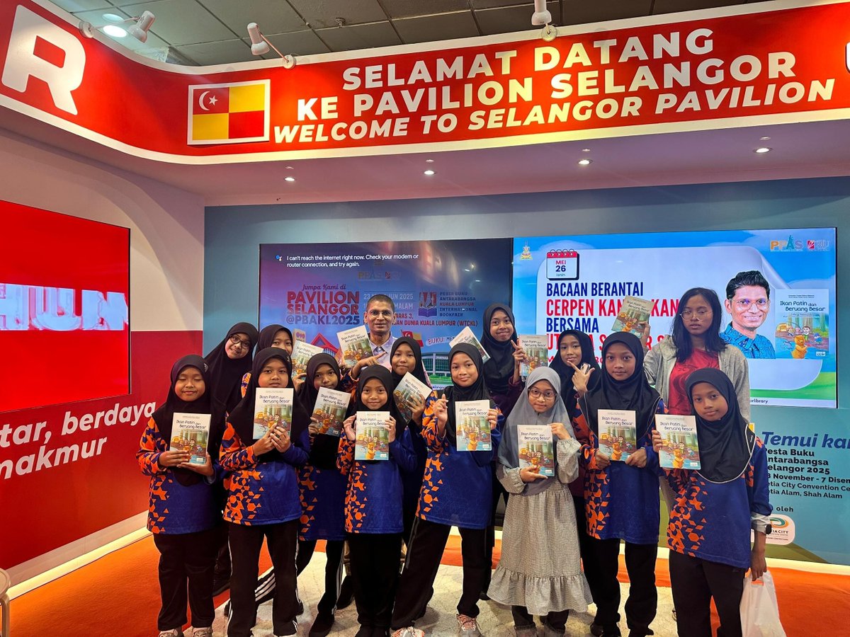 Program “Bacaan Berantai” kumpulan cerpen ‘Ikan Patin dan Beruang Besar’ anjuran PPAS di Pavilion Selangor pada 26 Mei 2025 sempena PBAKL di WTCKL.

Disertai 15 orang dan masing-masing menerima senaskhah buku berkenaan sebagai cenderamata.

Foto di facebook.com/uthaya/posts/p…