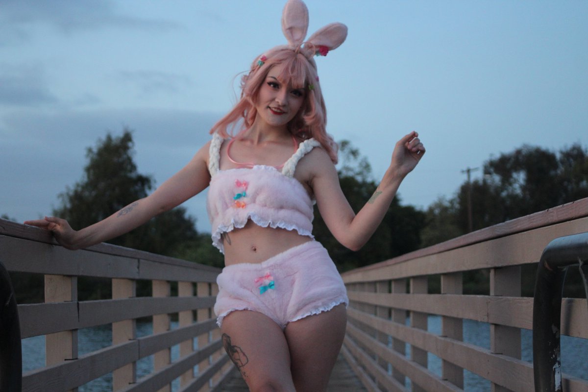 wistchu's tweet image. I think the stabbed fingers was worth it guys... sweater being made in time for Offkai but my machine needs a break lolol. Find me at VIRL for a lollipop! Pippa...I hope I&apos;ve done you justice. 

Cosplay, wig made by me &amp;lt;3
Photo by @DovahWolf2
#MMOARTPG #pippa @VtuberFanEvents