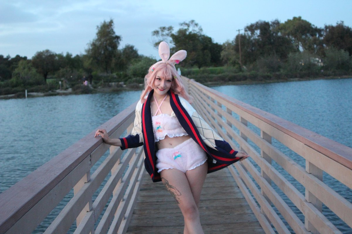 wistchu's tweet image. I think the stabbed fingers was worth it guys... sweater being made in time for Offkai but my machine needs a break lolol. Find me at VIRL for a lollipop! Pippa...I hope I&apos;ve done you justice. 

Cosplay, wig made by me &amp;lt;3
Photo by @DovahWolf2
#MMOARTPG #pippa @VtuberFanEvents