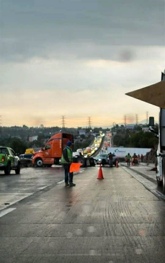 CorresponsalsMX's tweet photo. 🚨CERRADA LA ⚠️🚧CARRETERA #MÉXICO #QUERÉTARO ❌ FUERTE CHOQUE QUE DEJA DOS PERSONAS SIN VIDA.
un tráiler quedó atravesado lo que bloquea a la altura del km 52 con dirección a #CDMX, se reportan motos derrapadas por el derrame de combustible en la zona.
#traficolento. #seguriad #accidentescarreteros #estados
