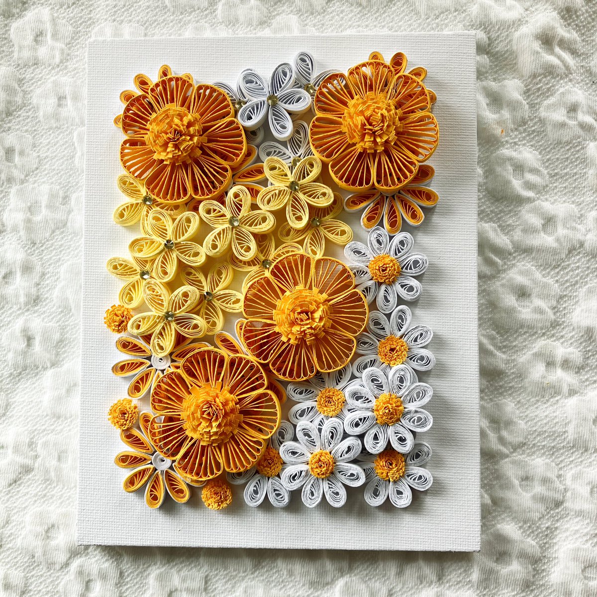 nao_paper_'s tweet photo. 黄色系のお花です(^^)
キャンバスボードを買ったので乗せてみました♡
いっぱい集まっててかわいい😍
この大きめのお花が特にお気に入り。
キャンバスでの販売のご希望ございましたらご連絡ください♪
#ペーパークイリング #クイリング #paperquilling #画用紙 #紙 #花のある暮らし #minne #メルカリ https://t.co/HnjINwvI60
