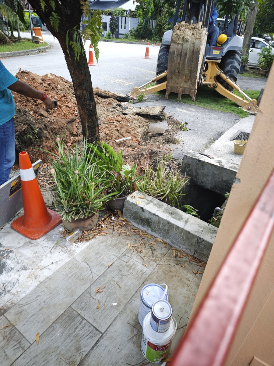 AdamKirimaru's tweet photo. @air_selangor Pihak tuan trlah buat penyelenggaraan paip dan telah terlanggar cable letrik yg menyebabkan bekalan letrik terputus. Lalai sungguh pihak tuan buat kerja. Bahaya sungguh https://t.co/SOzUh0VSt1