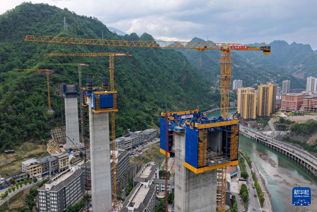 【重慶:西渝高鐵城口任河特大橋進入梁部施工階段】26日,位於重慶市城口縣境內的西渝高鐵城口任河特大橋主橋墩施工順利完成,標誌著大橋進入梁部施工 ...