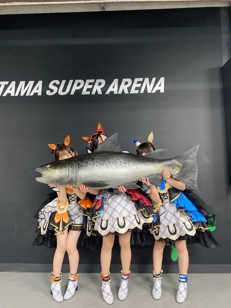 私たちが魔女娘です！🧡💙❤️
3人だとできる音も笑いも増えるね🐟

未経験バンドでしたが、お二人の存在がずっと心の支えでした🥹
映像を見たら楽しそうな私たちと、楽しそうなトレーナーちゃんたちがいてあれは夢じゃなかったんだなぁって

また魔女娘で楽しいことしたいな✨️
#ウマ娘6th春D1 #ウマ娘